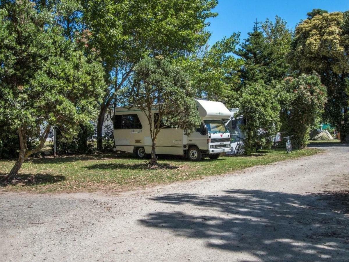 Mahia Motel And Holiday Park Экстерьер фото