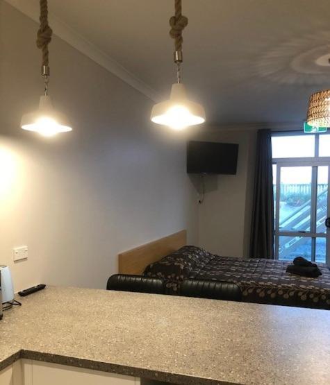 Mahia Motel And Holiday Park Экстерьер фото